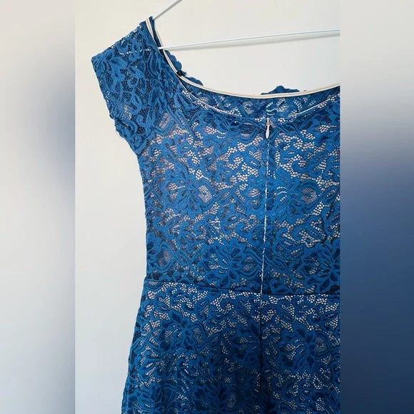 Lace dress - Picture 6 of 7